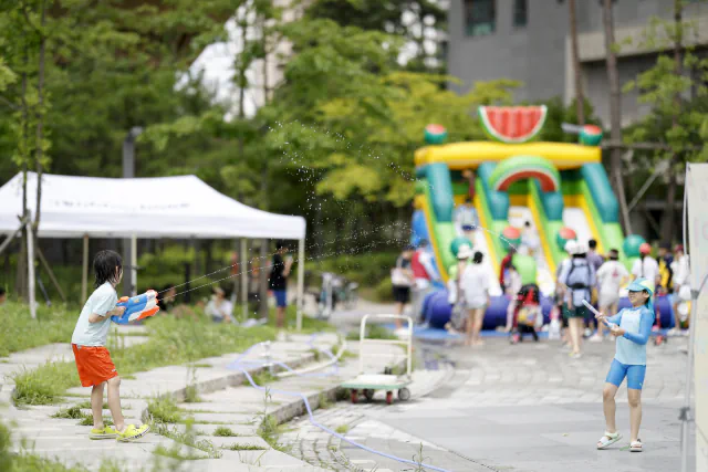 우리 아파트 물놀이로 시작하는 신나는 여름방학~~ - 입선(아가포럼 대표) 장성길 作